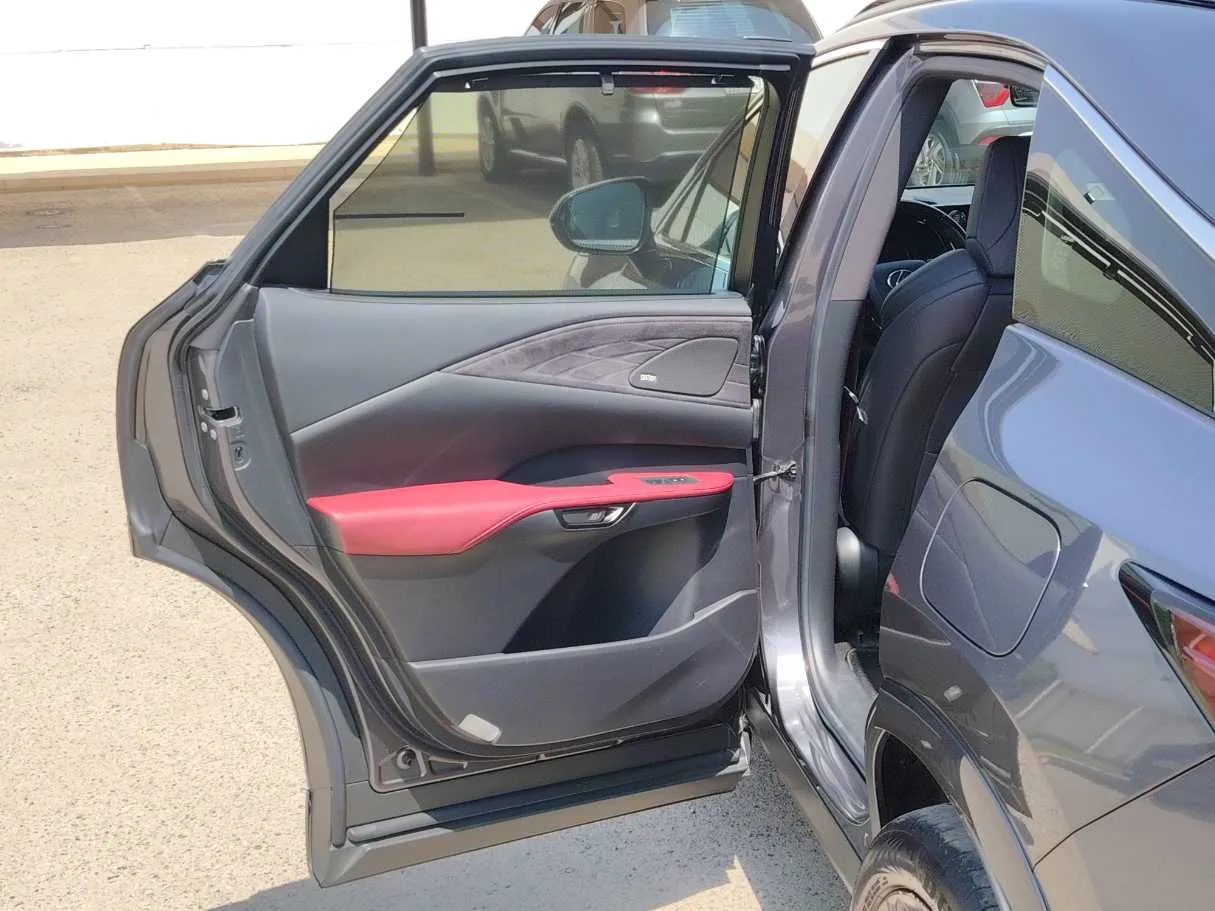 Car image 14
