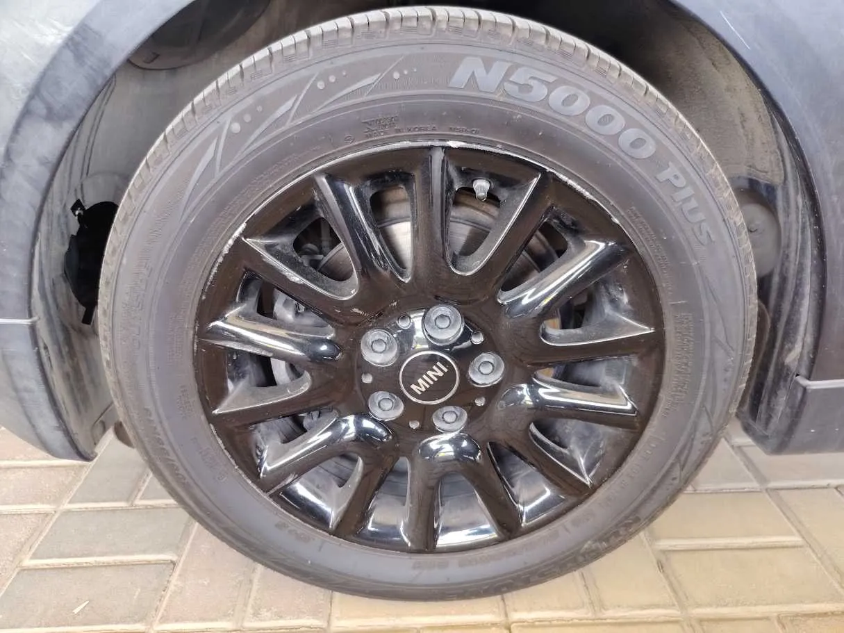 Car image 10