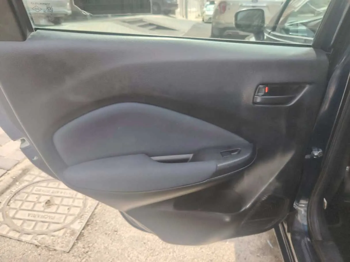 Car image 13