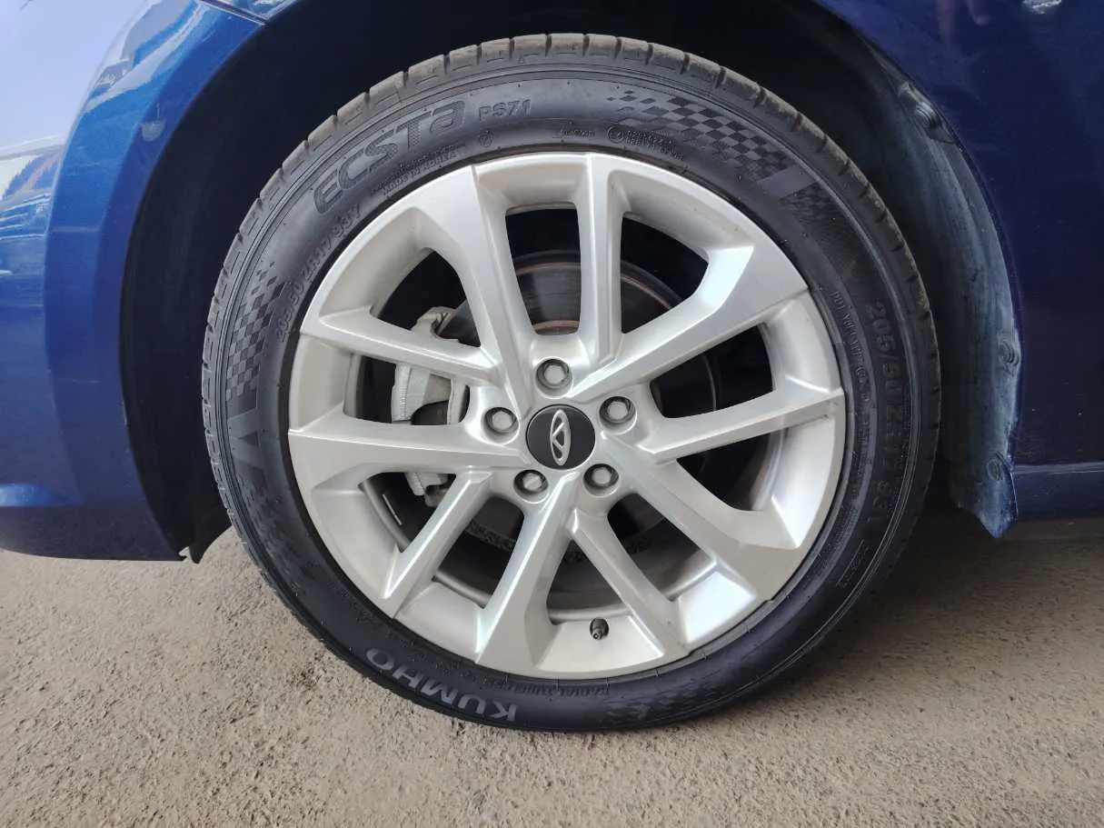 Car image 9