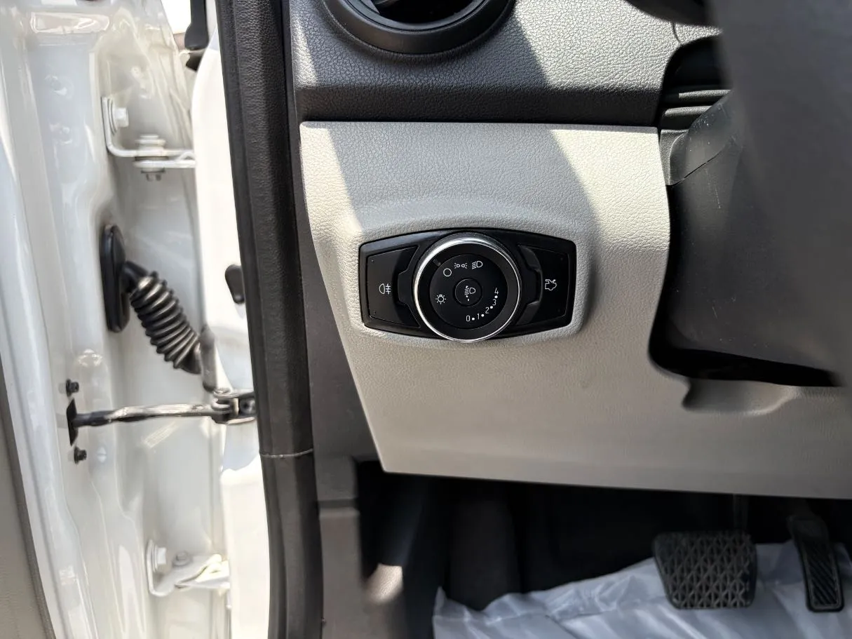 Car image 25
