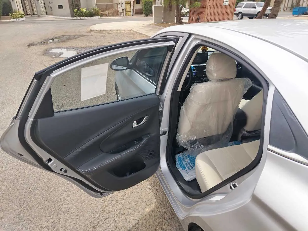 Car image 15