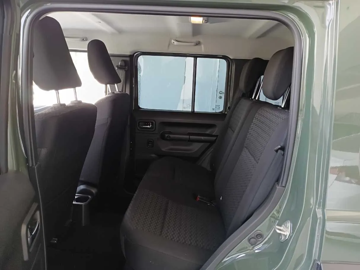Car image 13