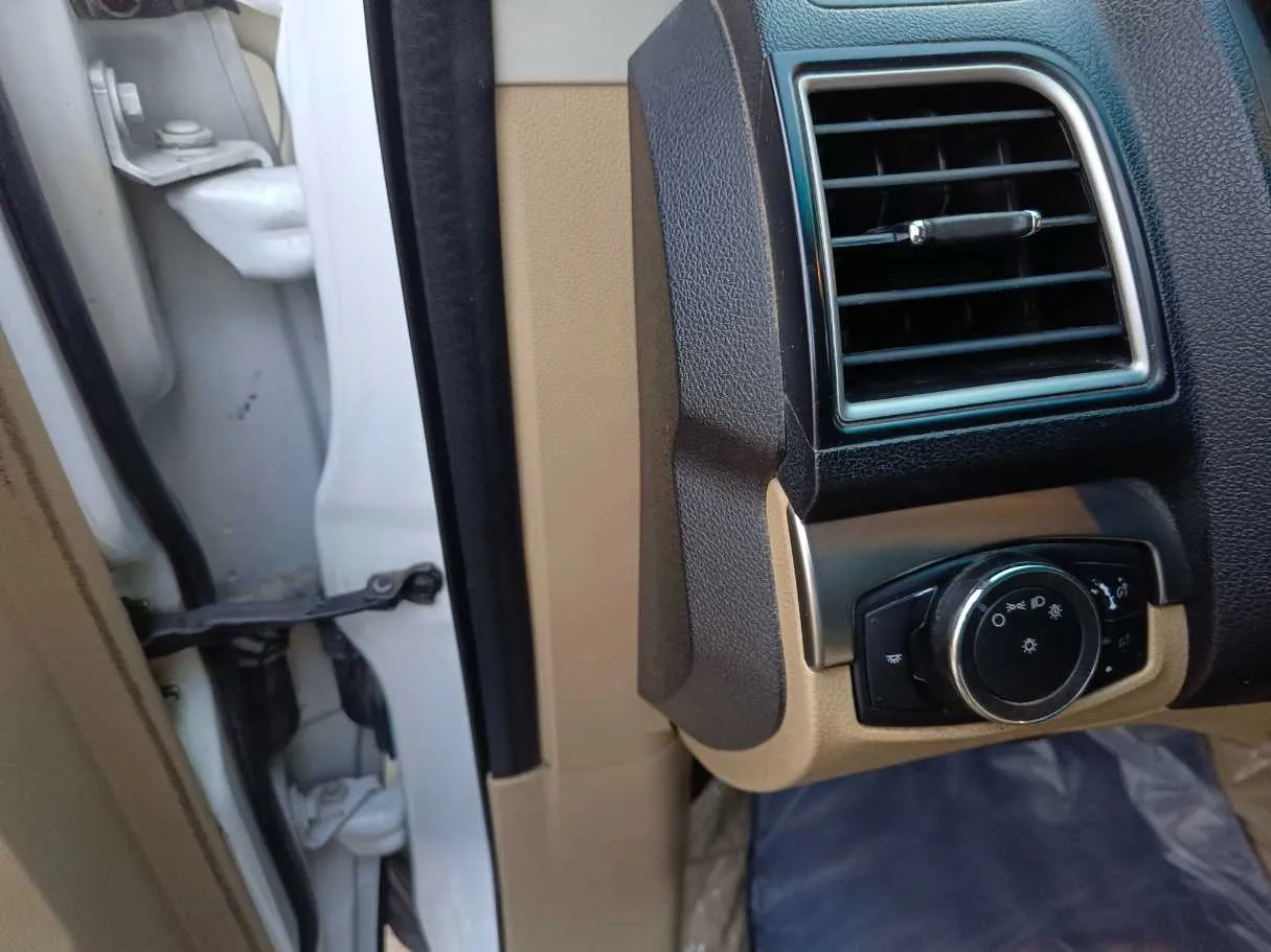 Car image 27