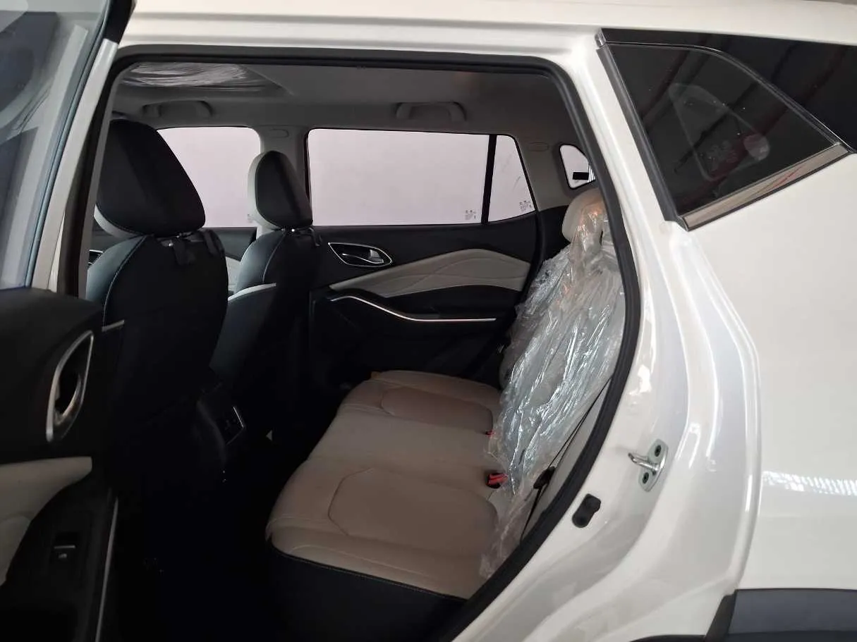 Car image 12