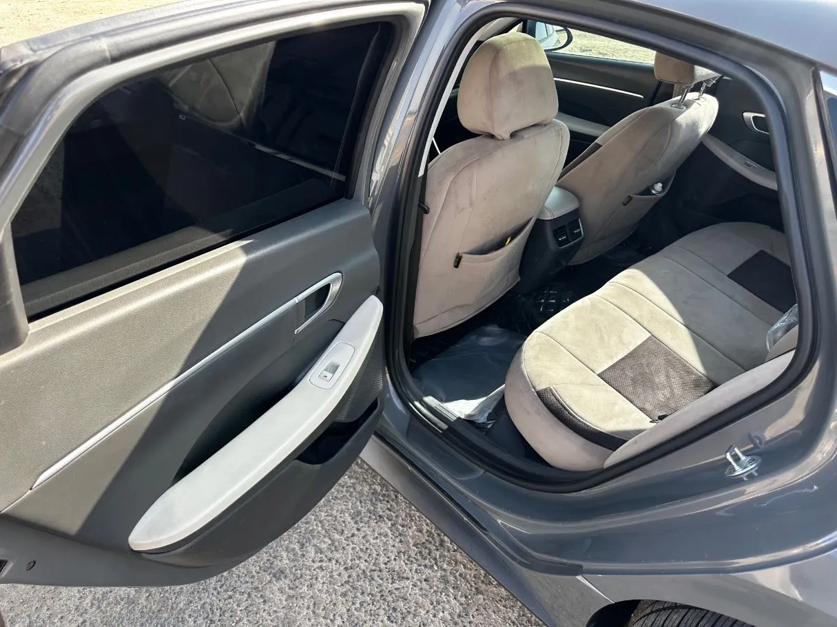 Car image 13