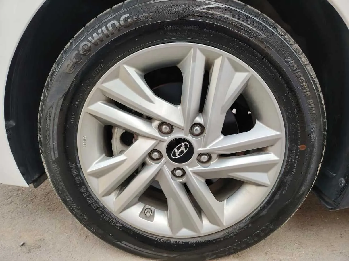Car image 10