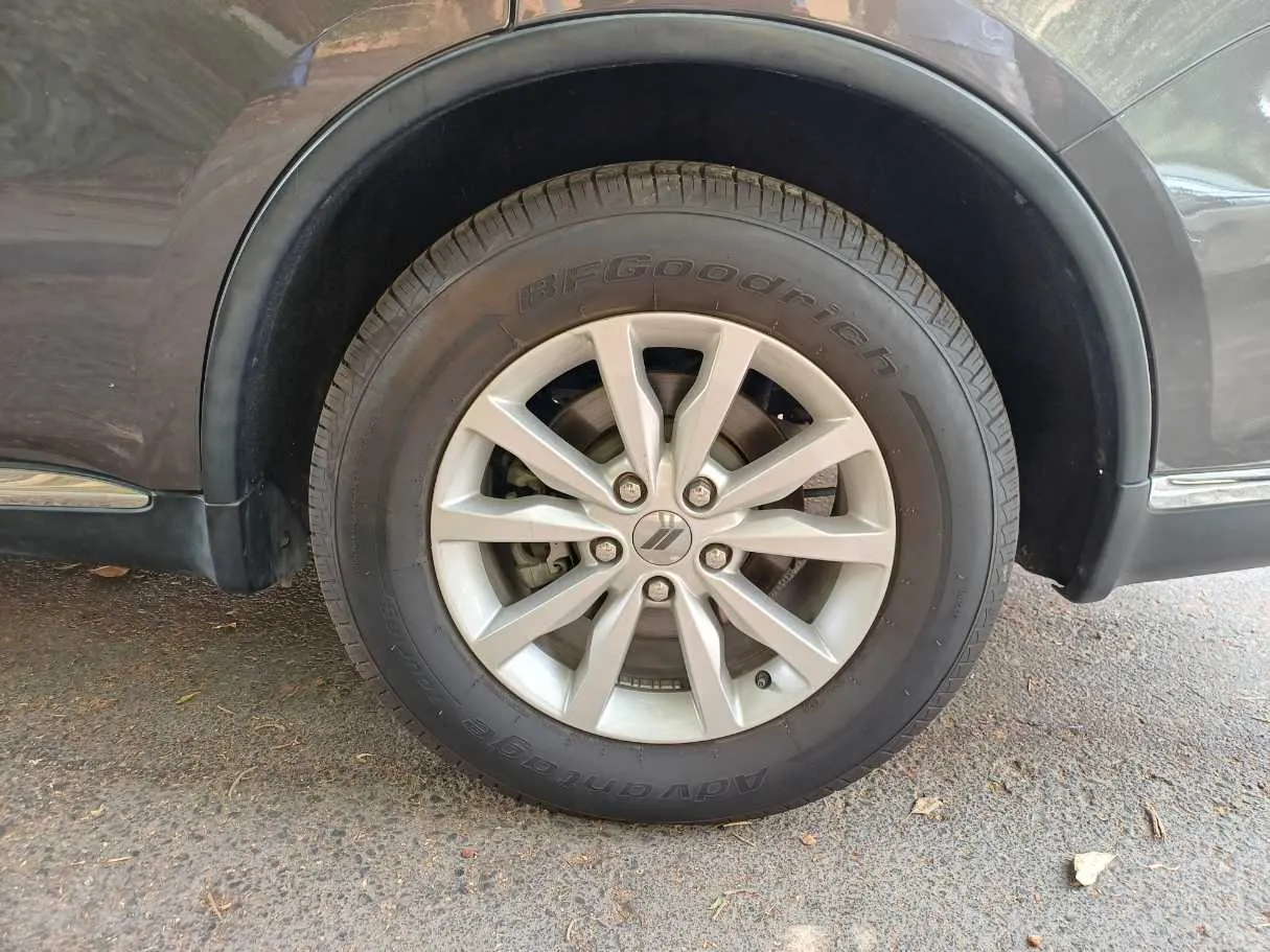 Car image 9