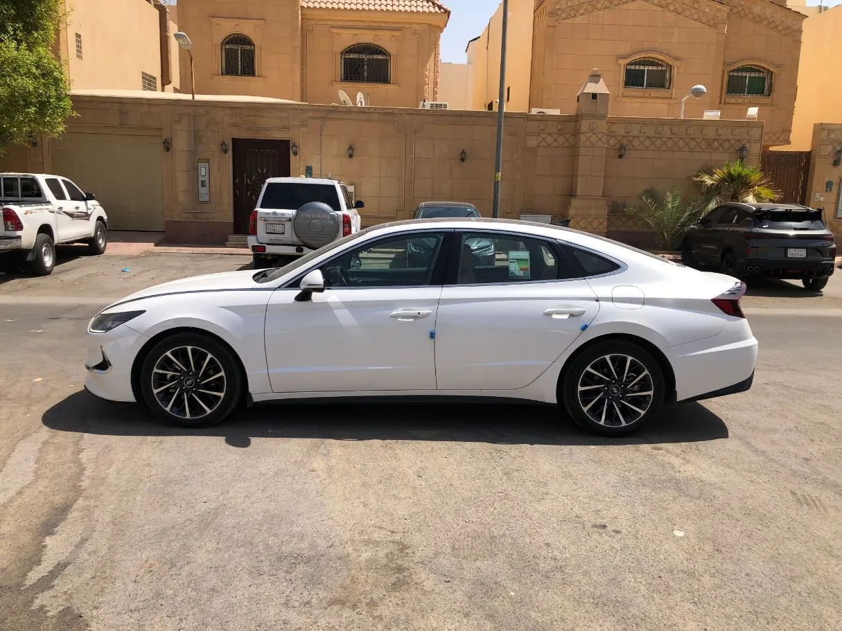Car image 8