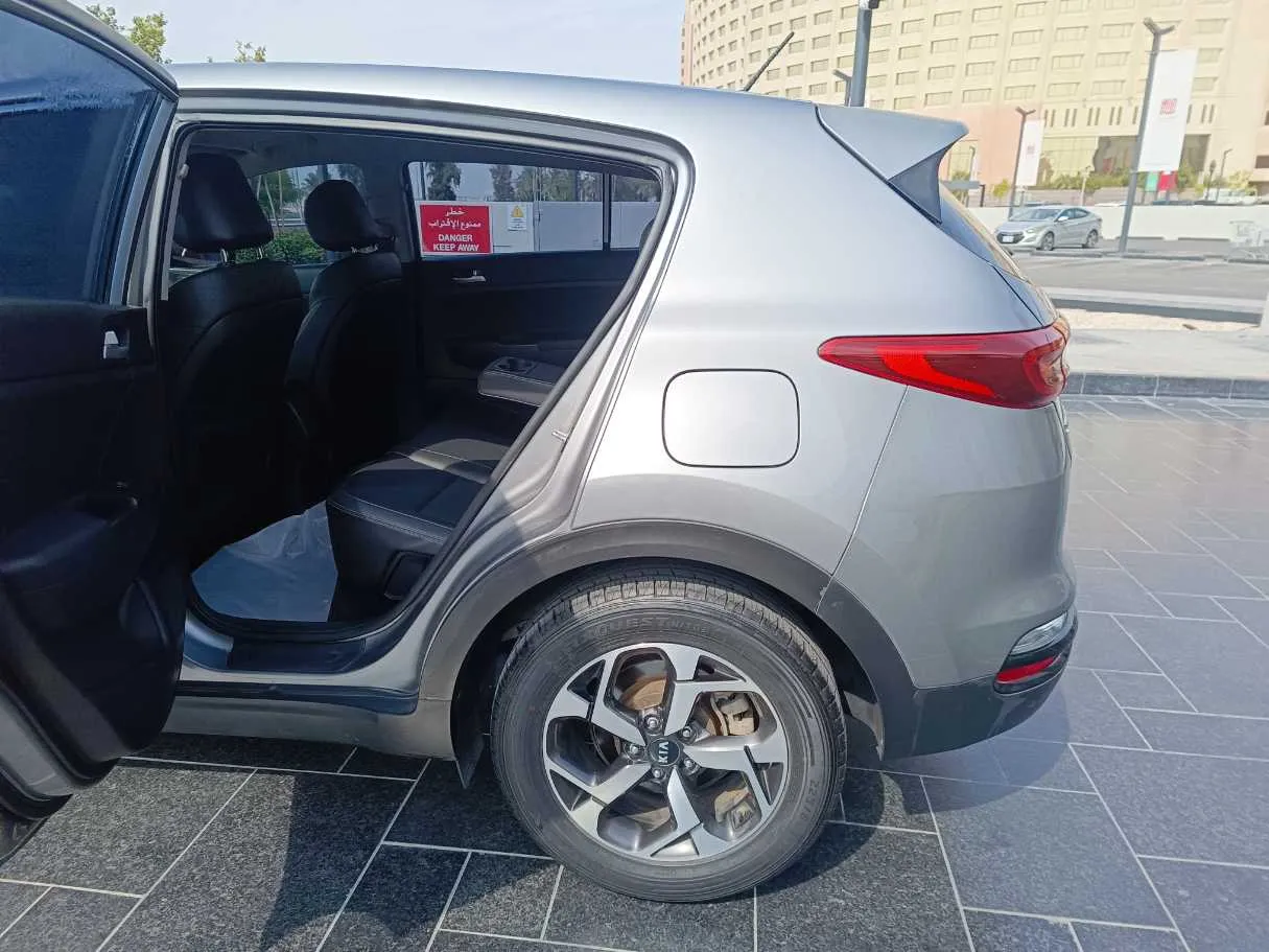 Car image 17