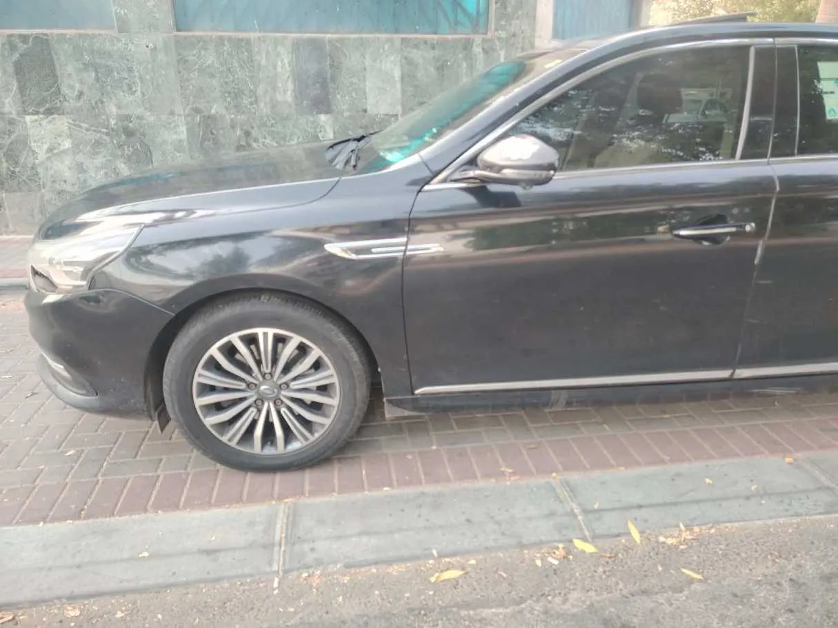 Car image 9