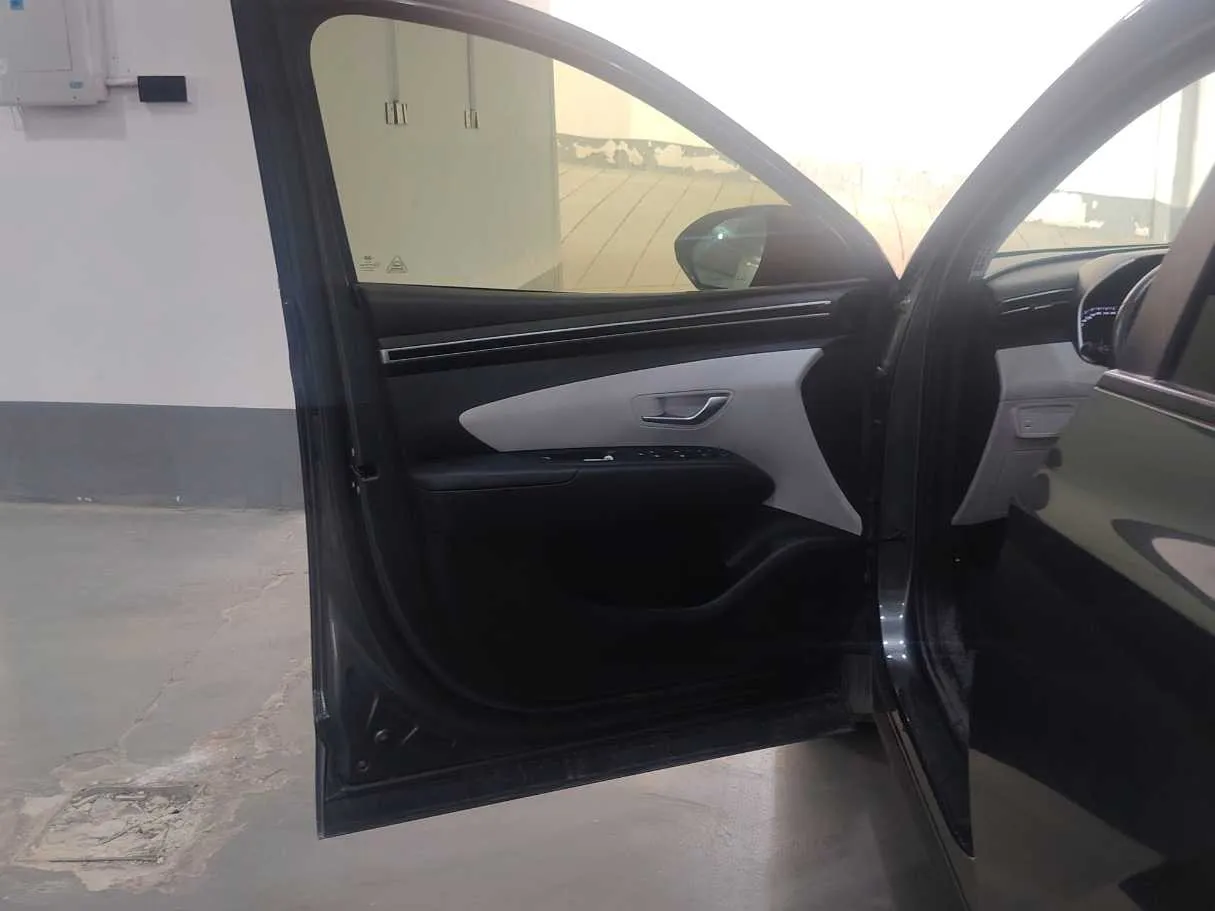 Car image 10