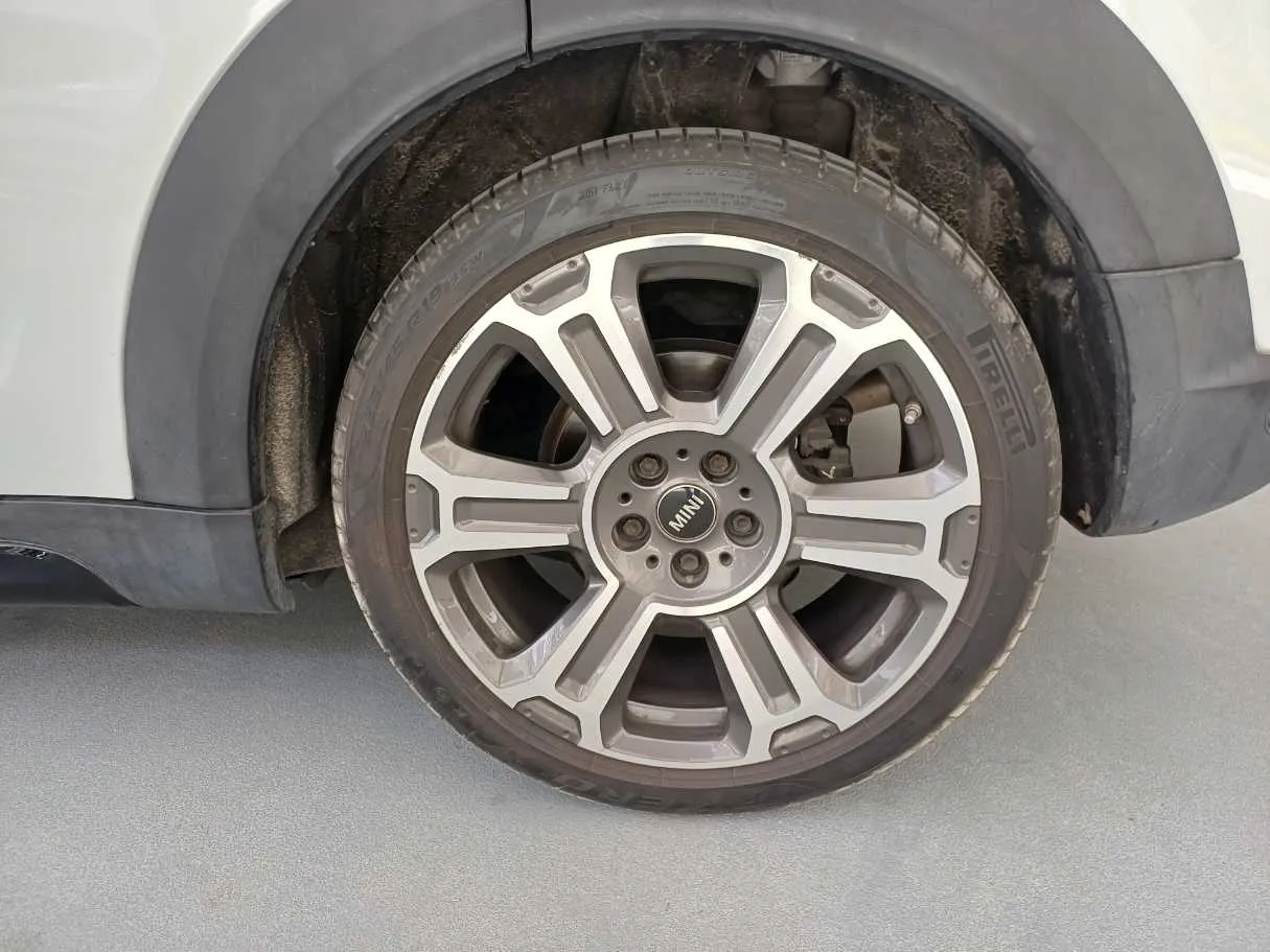 Car image 9