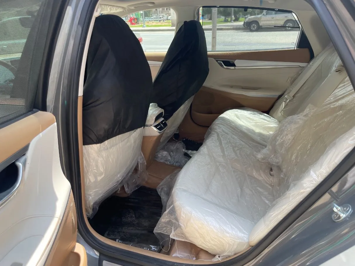 Car image 16