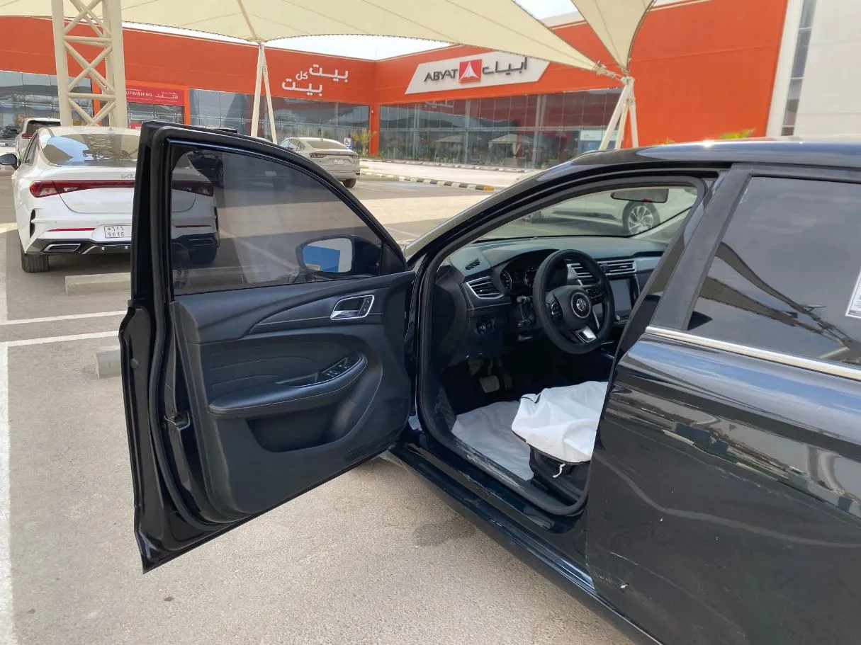 Car image 10