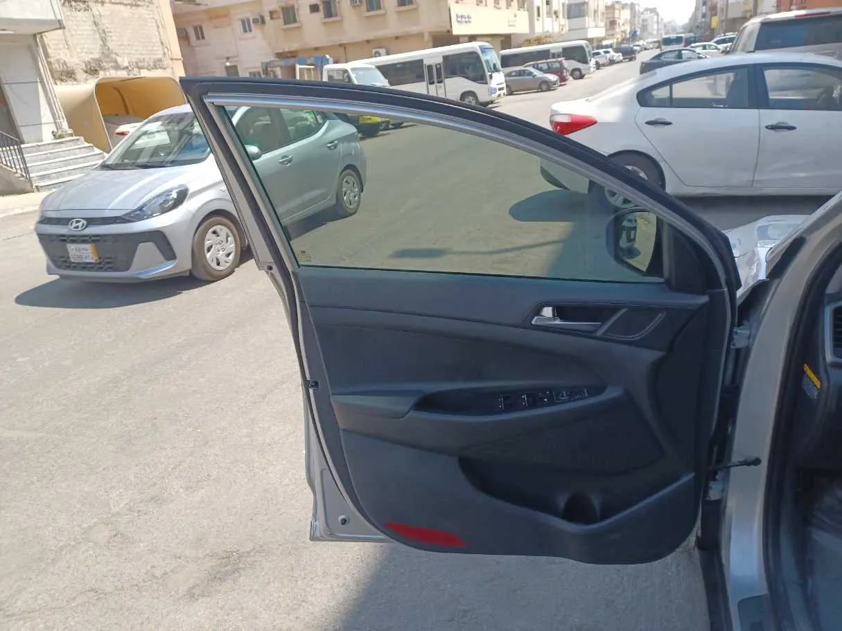 Car image 10