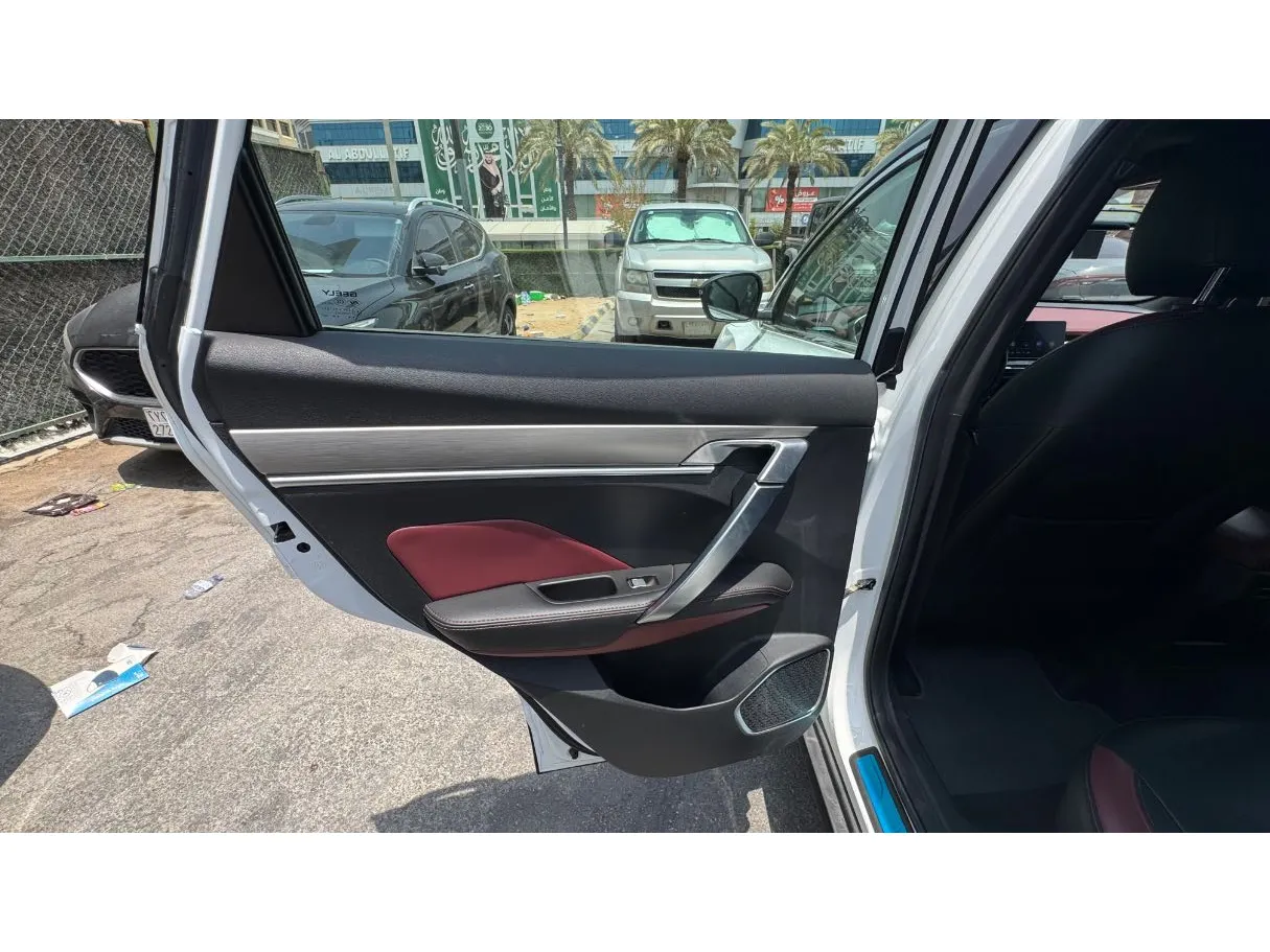 Car image 12
