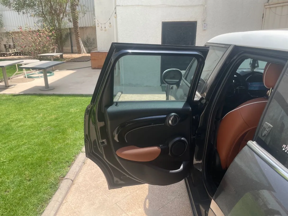 Car image 14