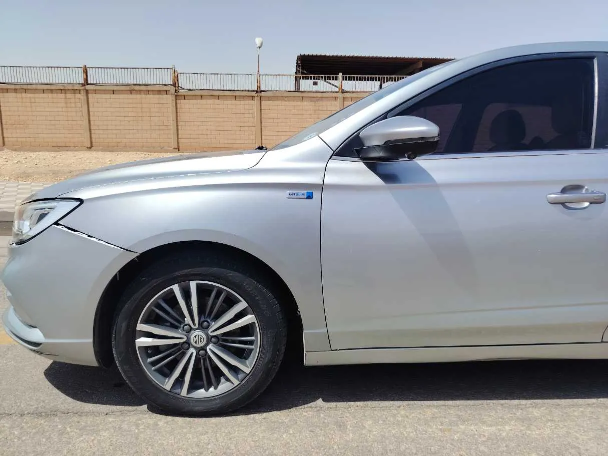 Car image 9