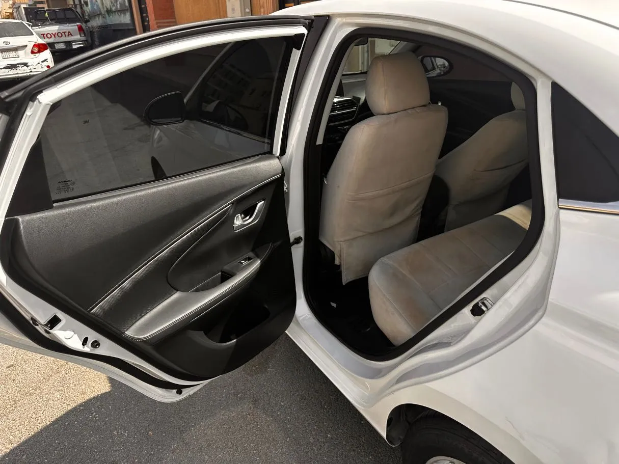 Car image 13