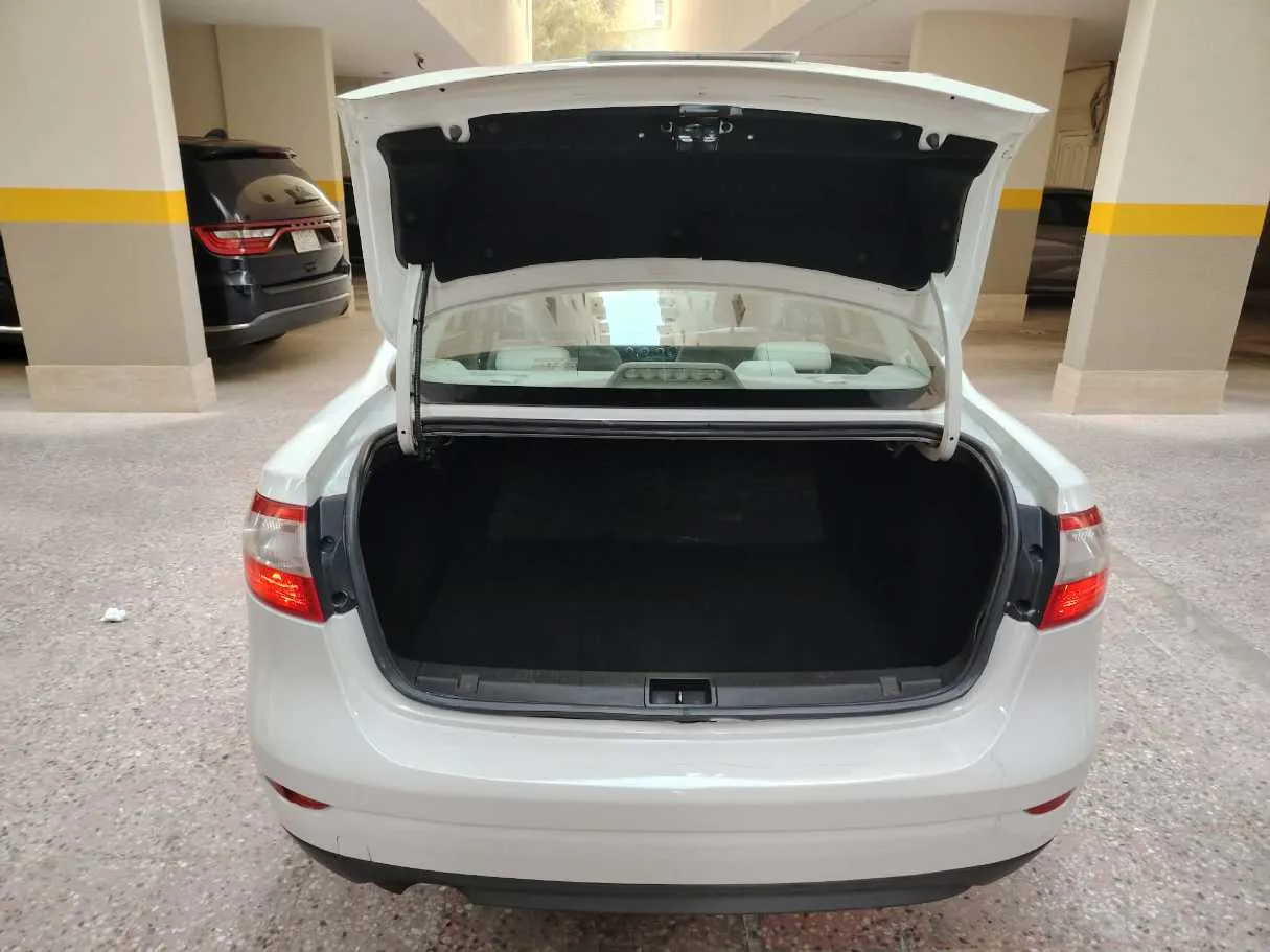 Car image 32