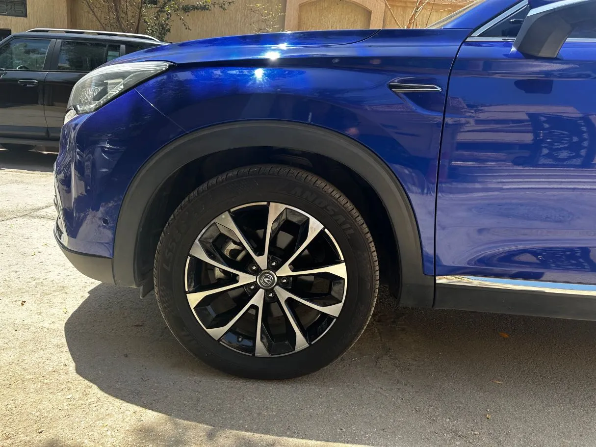 Car image 9