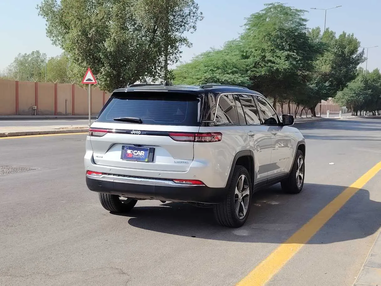 Car image 4