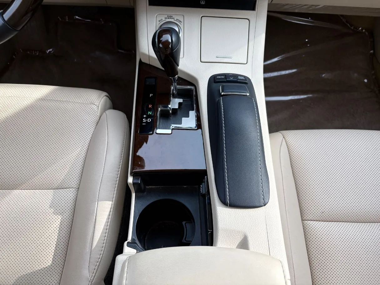 Car image 19