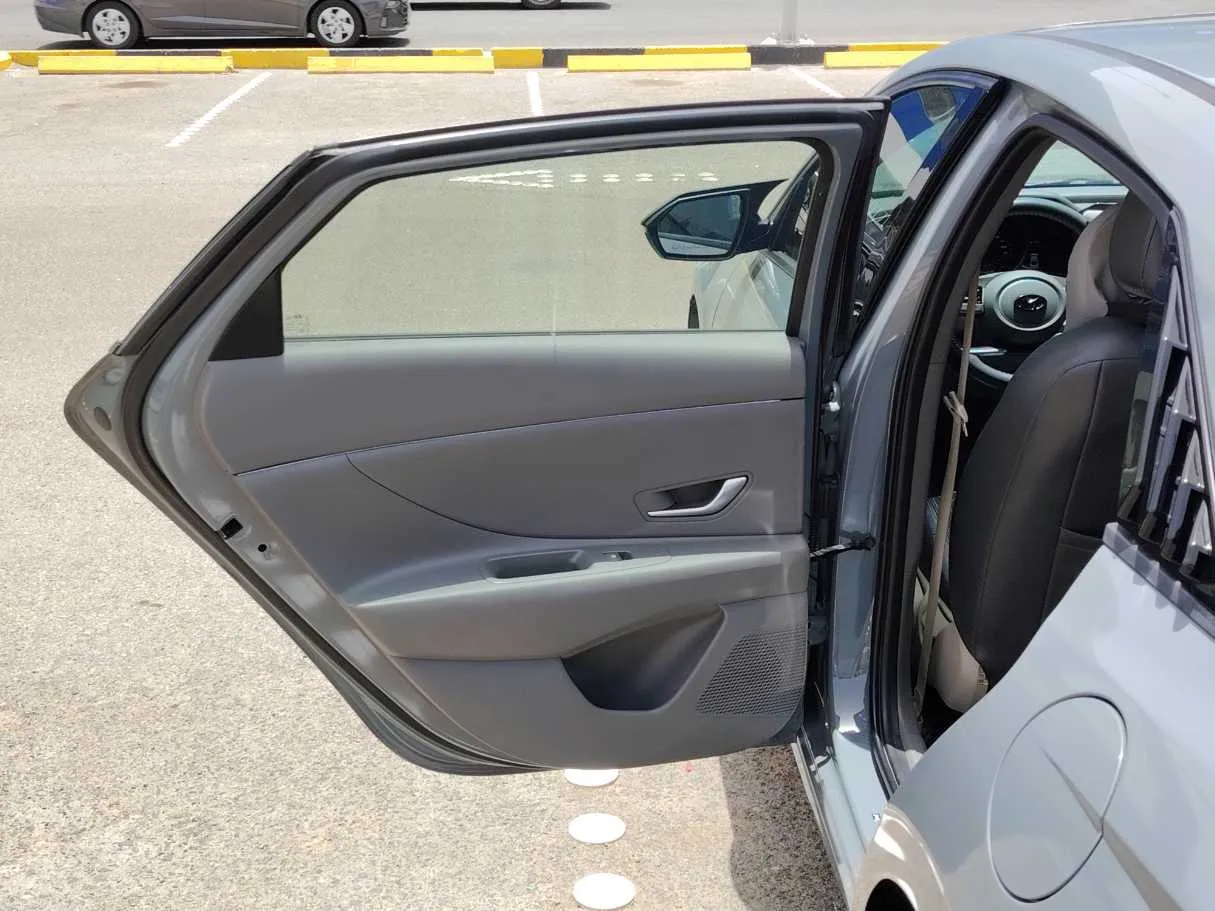 Car image 13