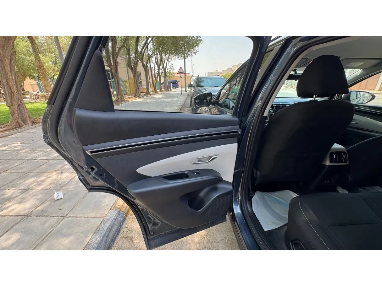 Car image 12