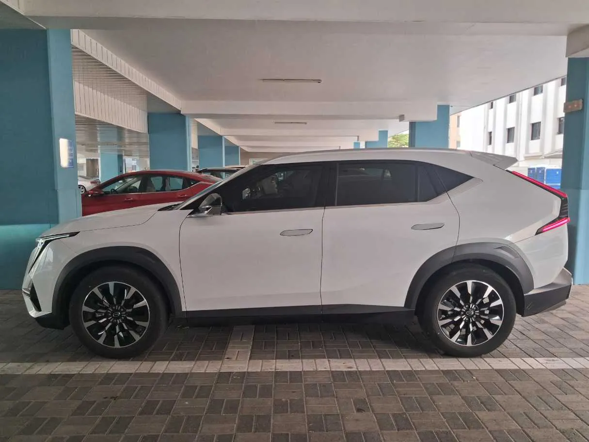 Car image 4