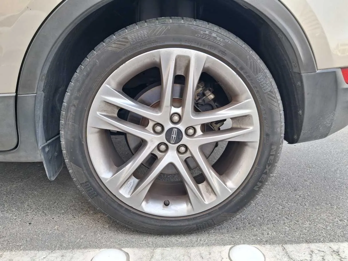 Car image 9