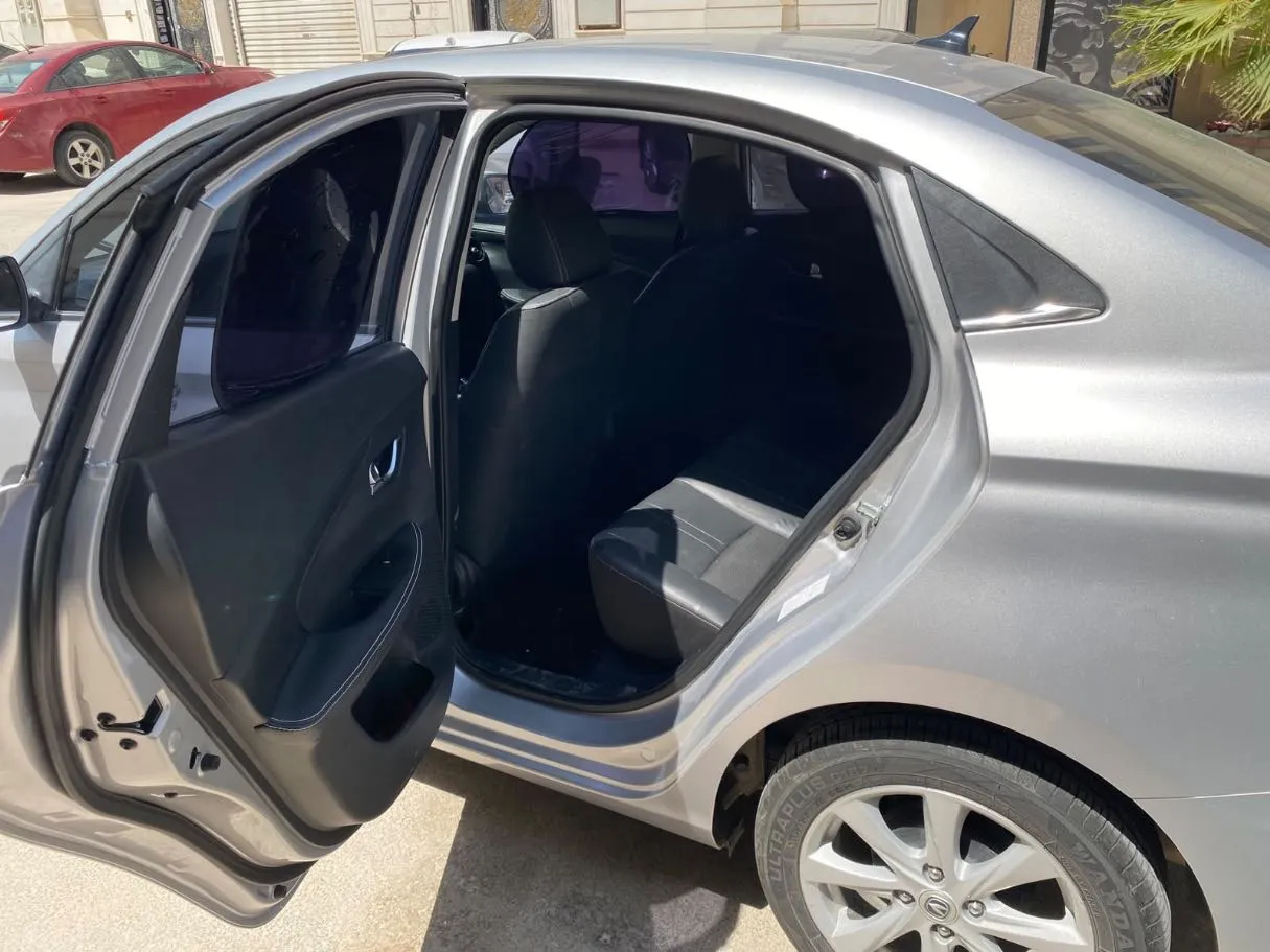 Car image 12