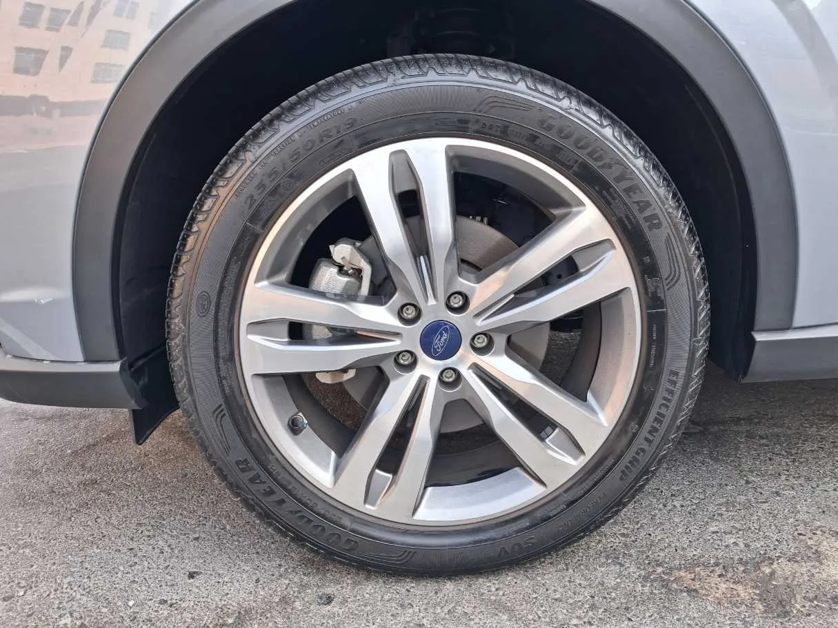 Car image 9
