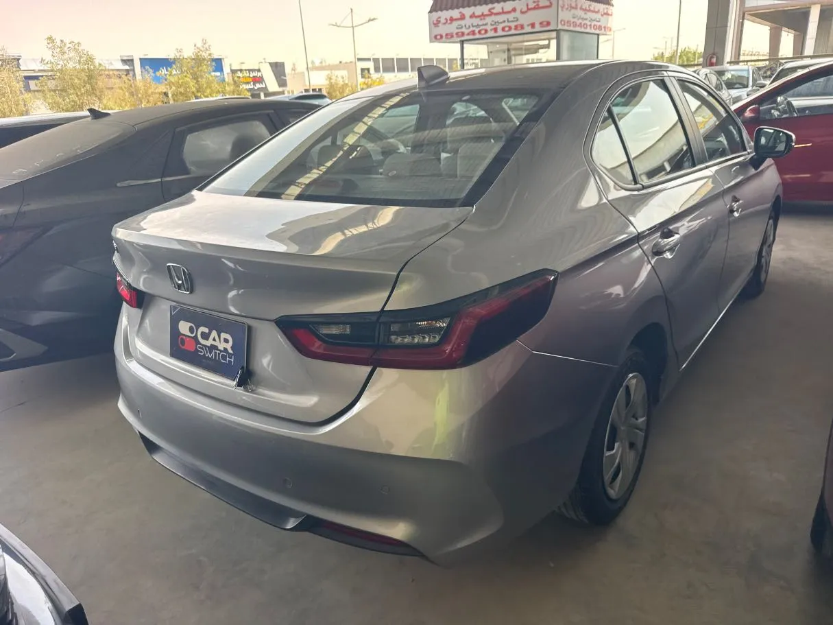 Car image 4