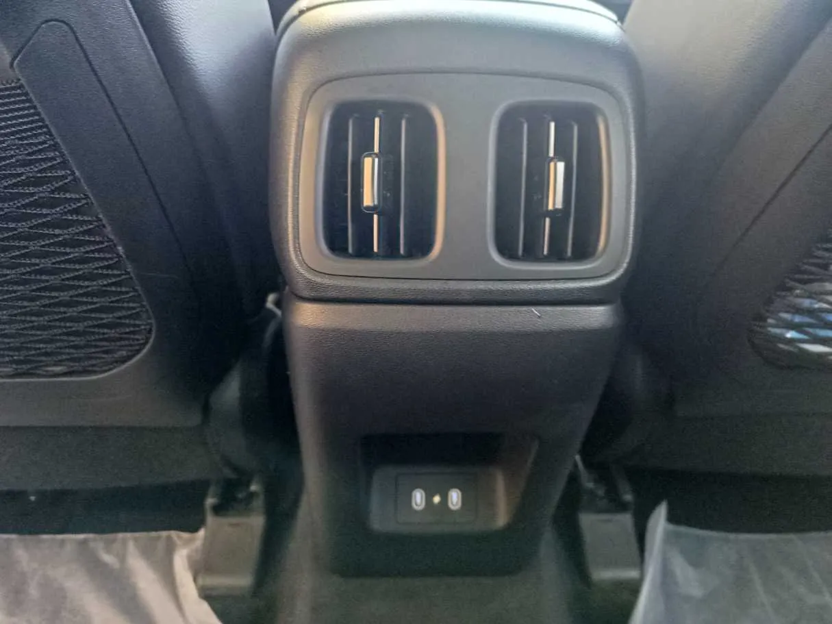 Car image 32