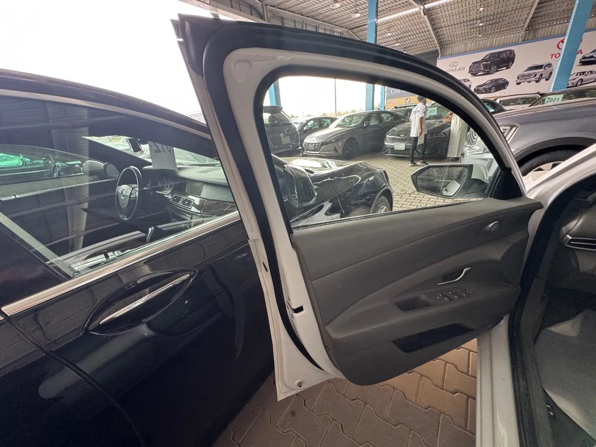Car image 8