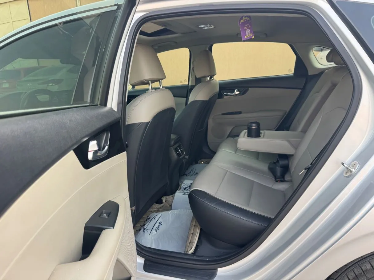 Car image 13