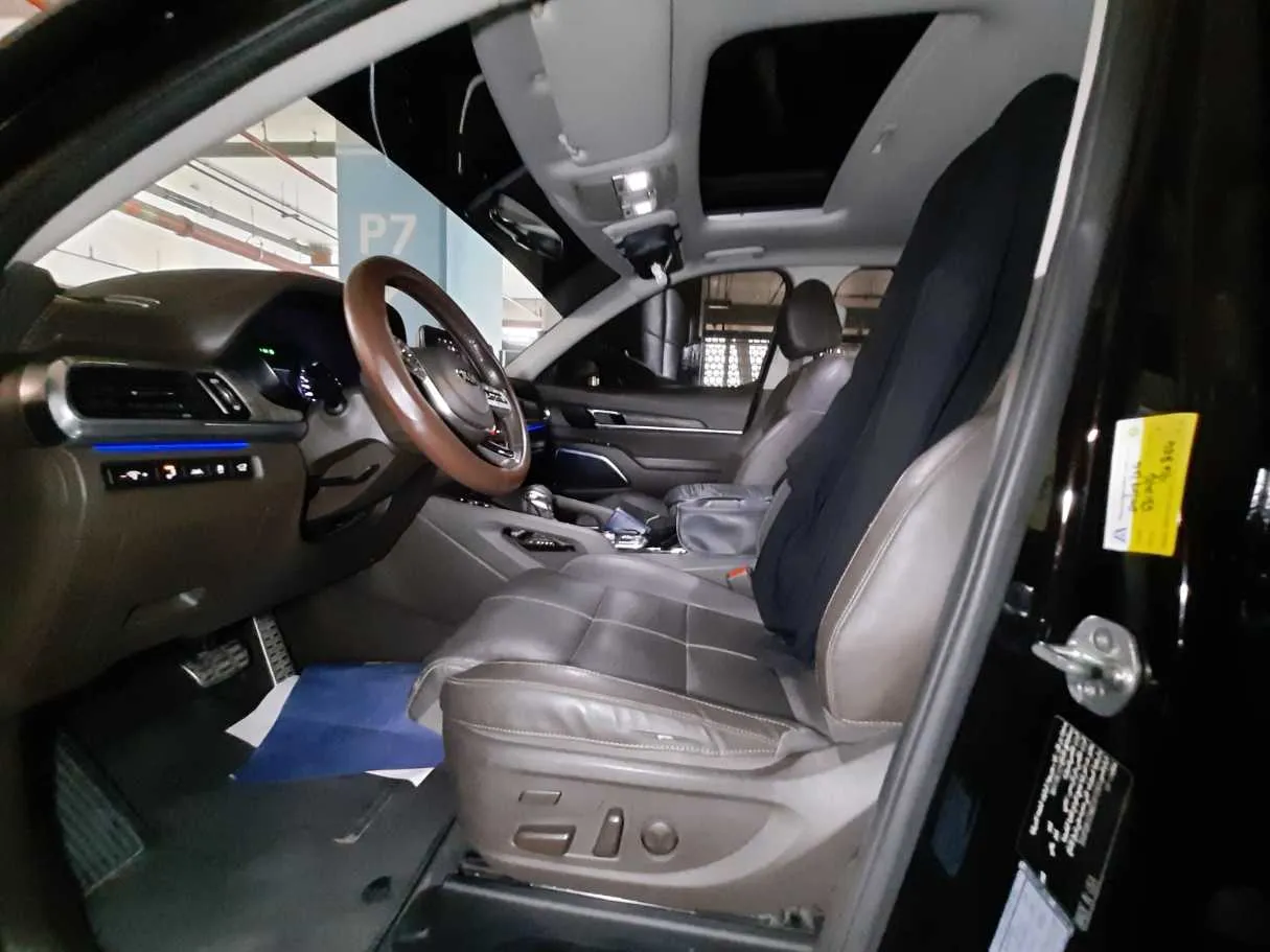 Car image 12