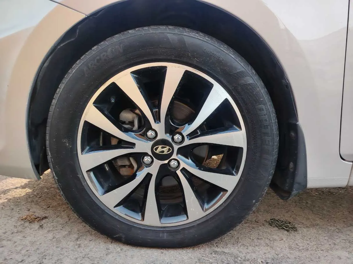 Car image 10
