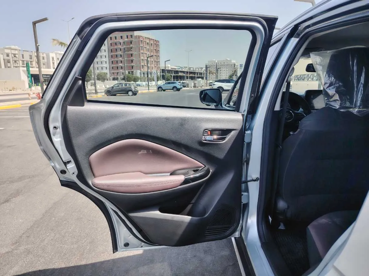 Car image 14