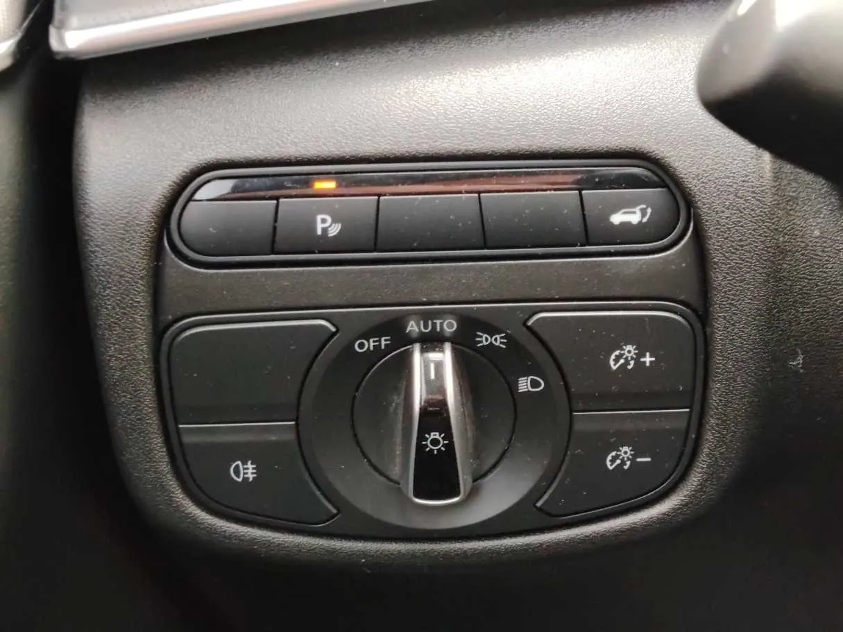 Car image 26