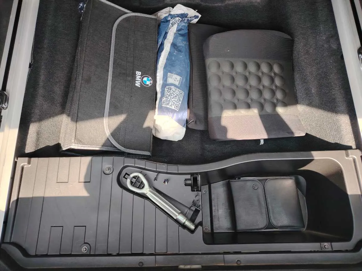 Car image 35