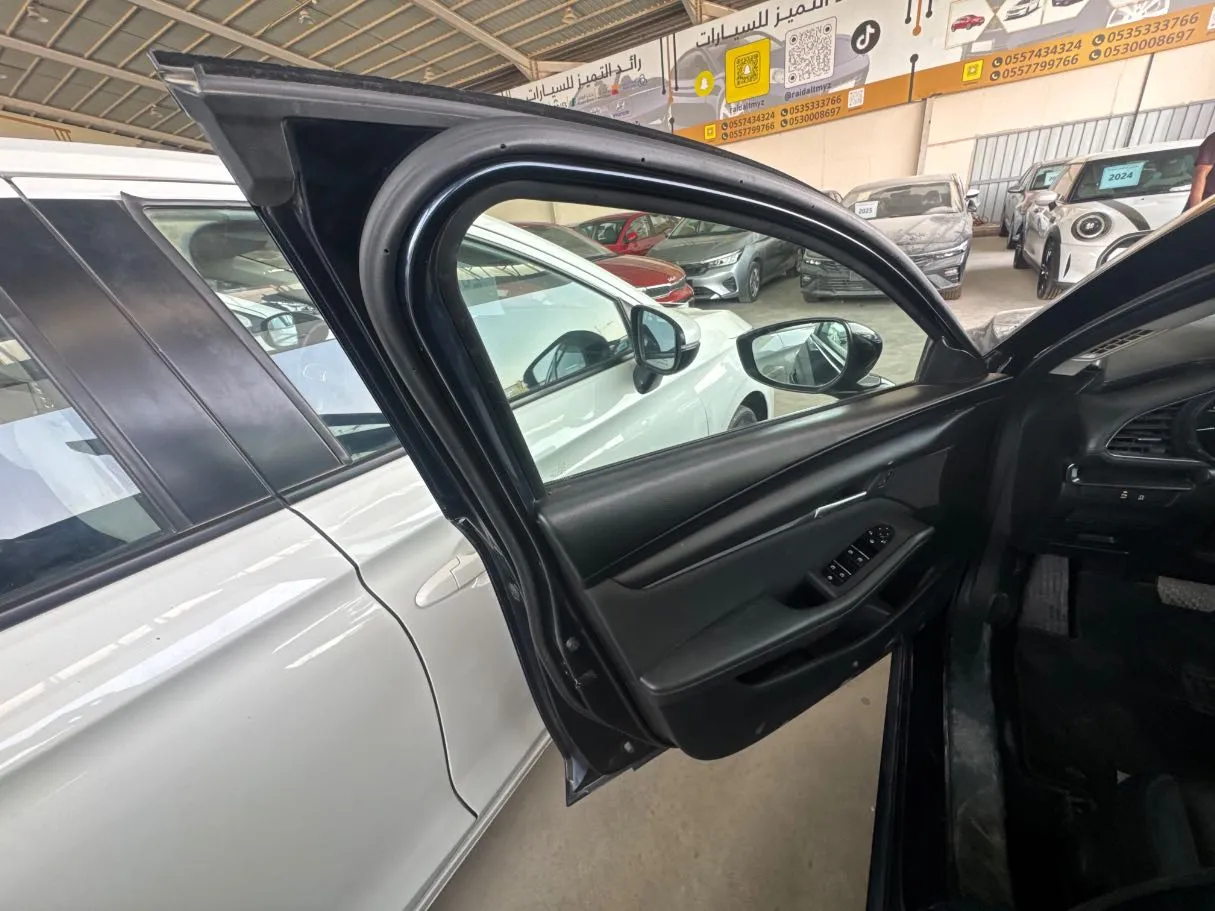Car image 7