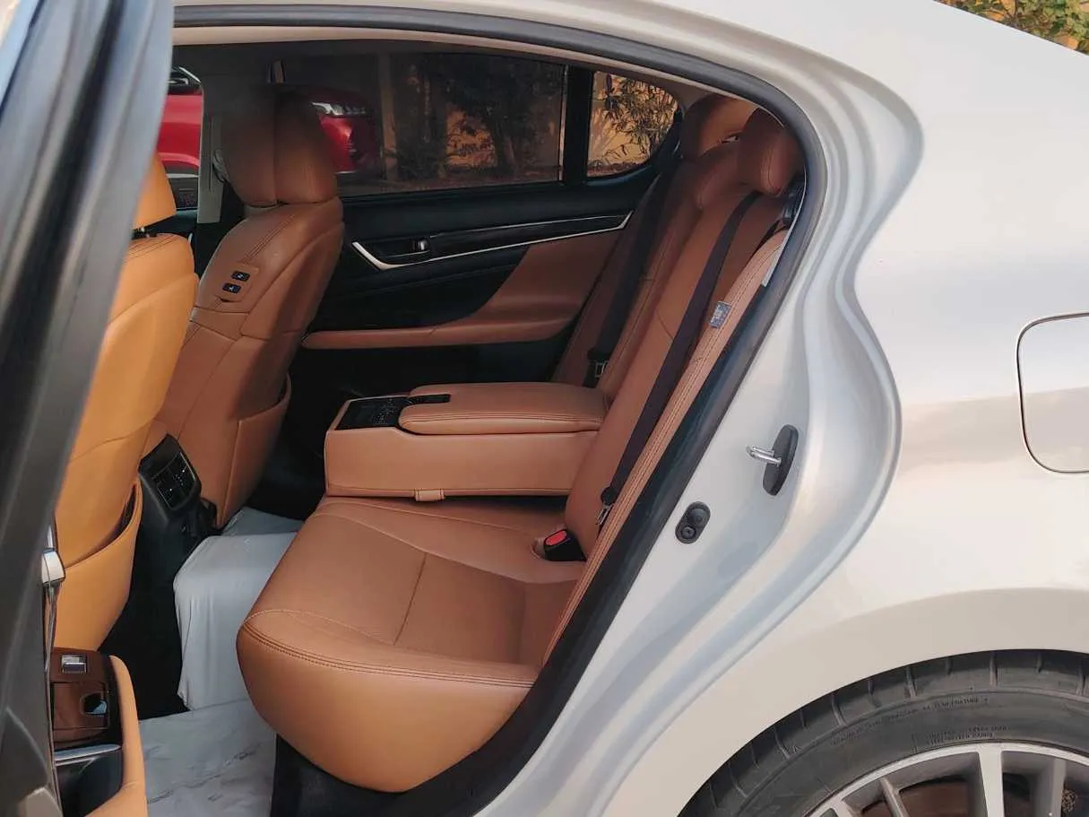 Car image 15