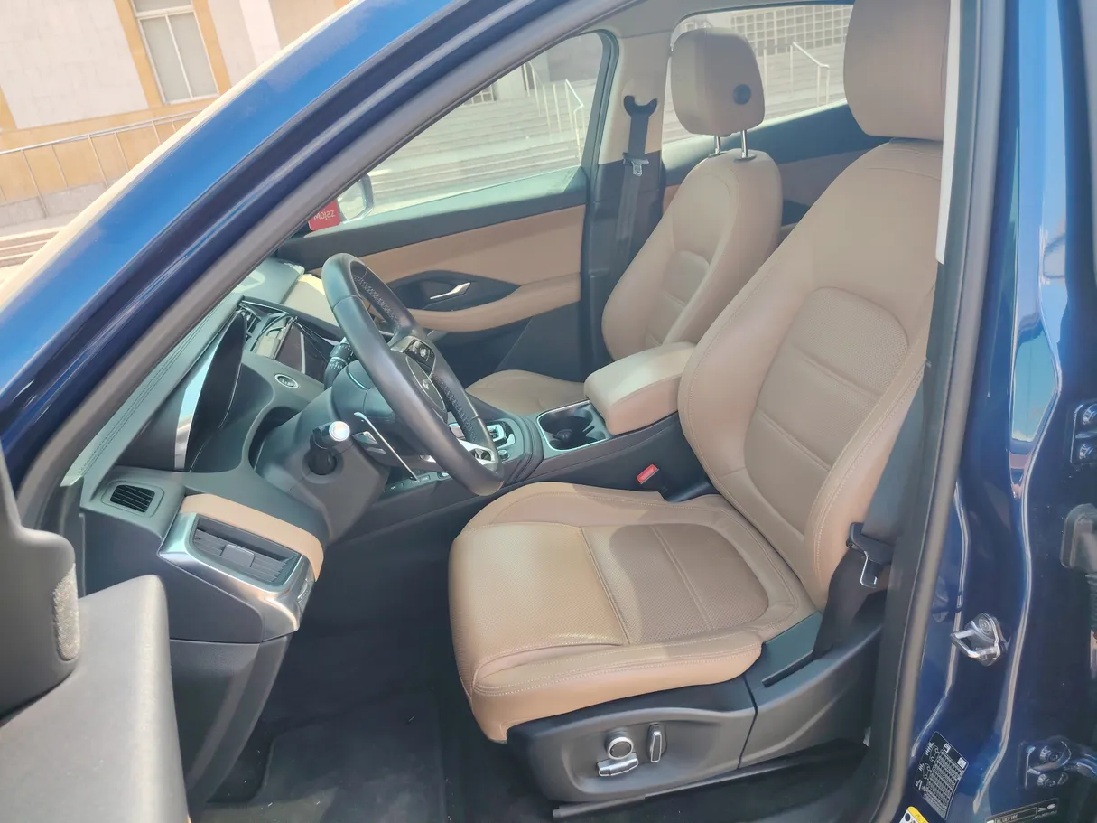 Car image 11