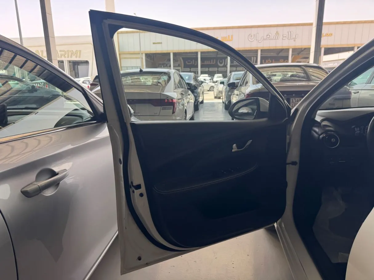 Car image 8