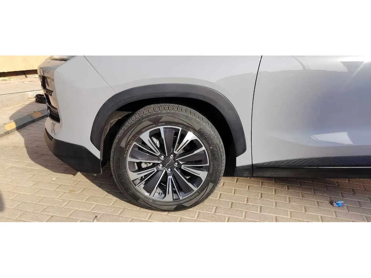 Car image 9
