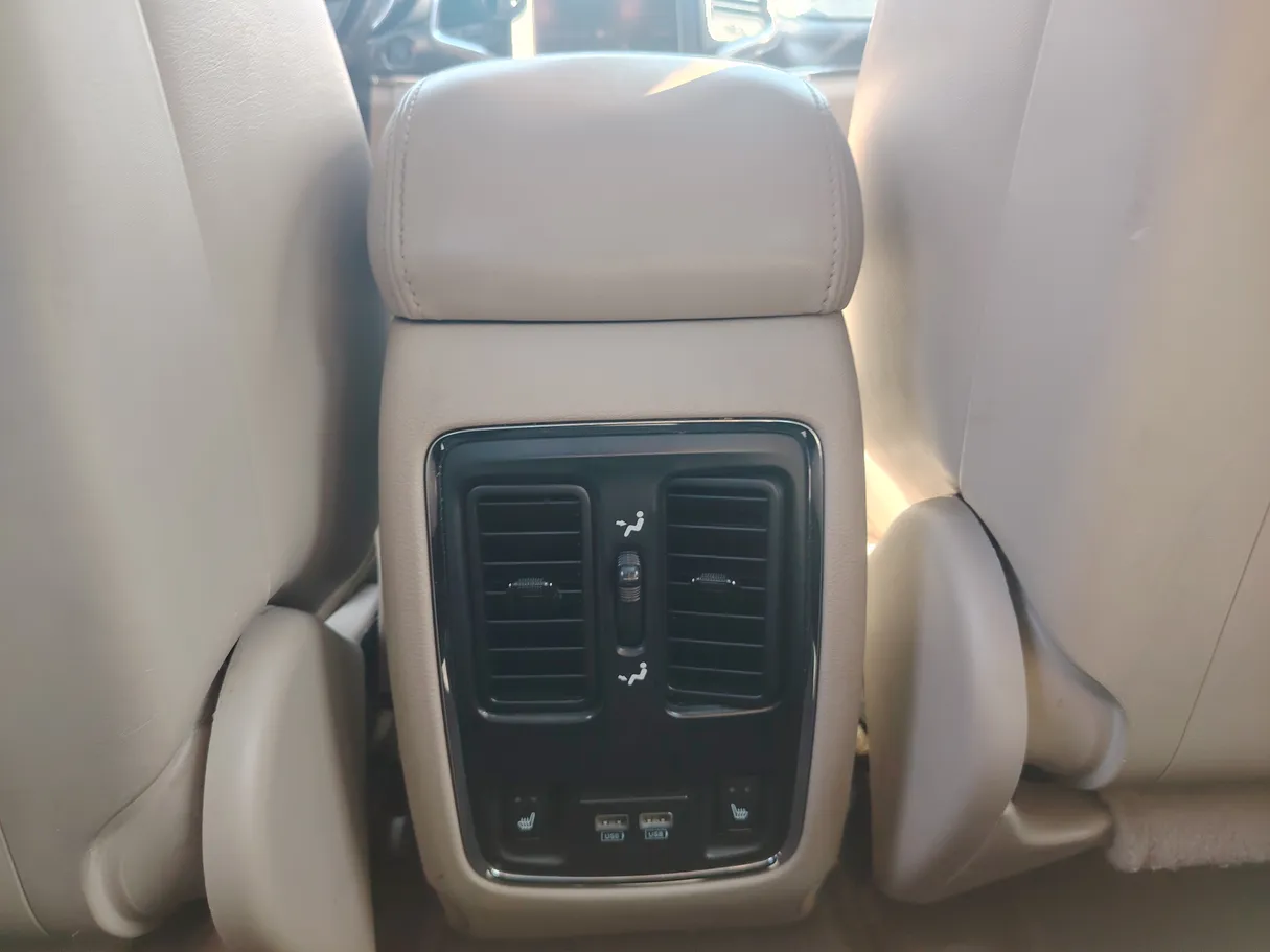 Car image 30