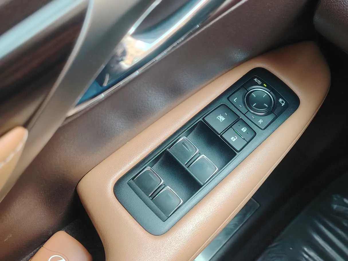 Car image 30